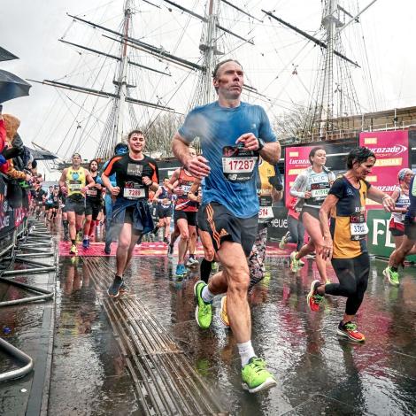 Dave Dove running past Cutty Sark in the 2023 London Marathon
