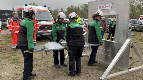The St John Ambulance team attempts the stretcher lift at the Die Johanniter 2023 first aid competition